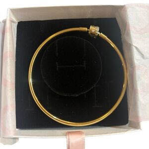 BRAND NEW Pandora Sparkling Barrel Clasp Bangle